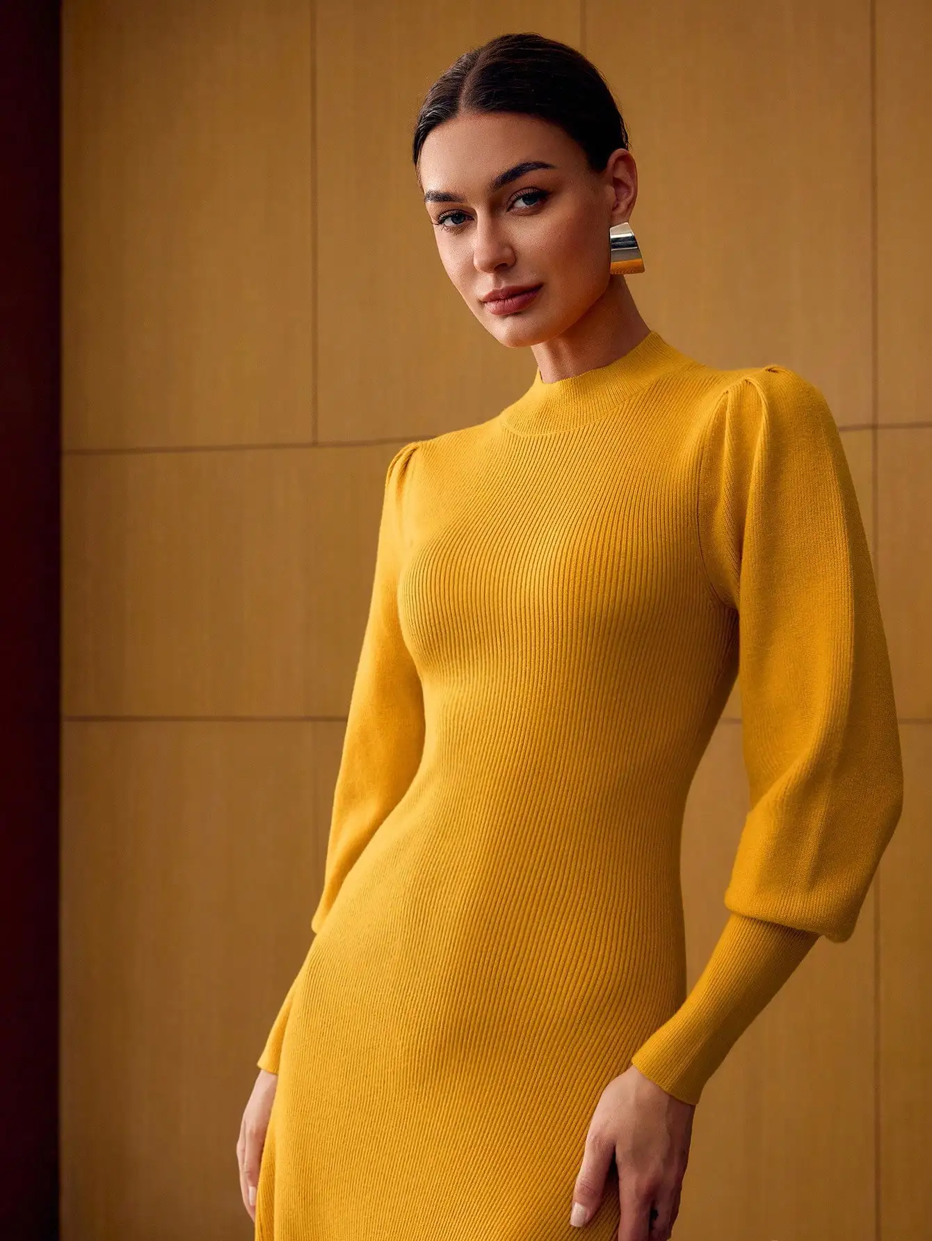 

Свитер-платье А-силуэта в рубчик с пышными рукавами и воротником-стойкой, цвет горчично-желтый