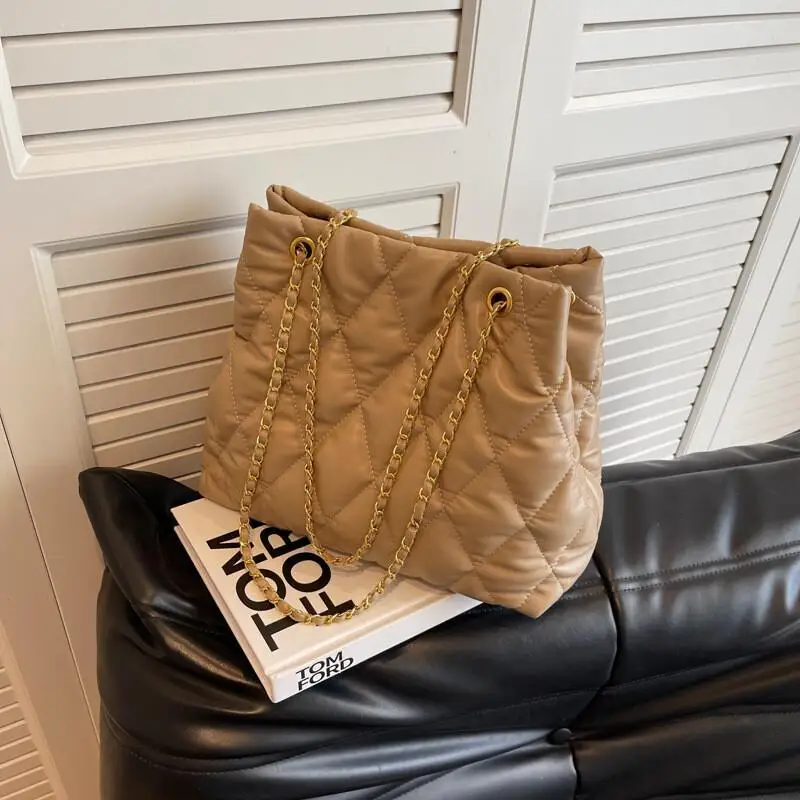 

New Autumn and Winter Fashionable Diamond Shaped Tote Bag with Chain and Single Shoulder Crossbody Bag Clothing Multi-Functional