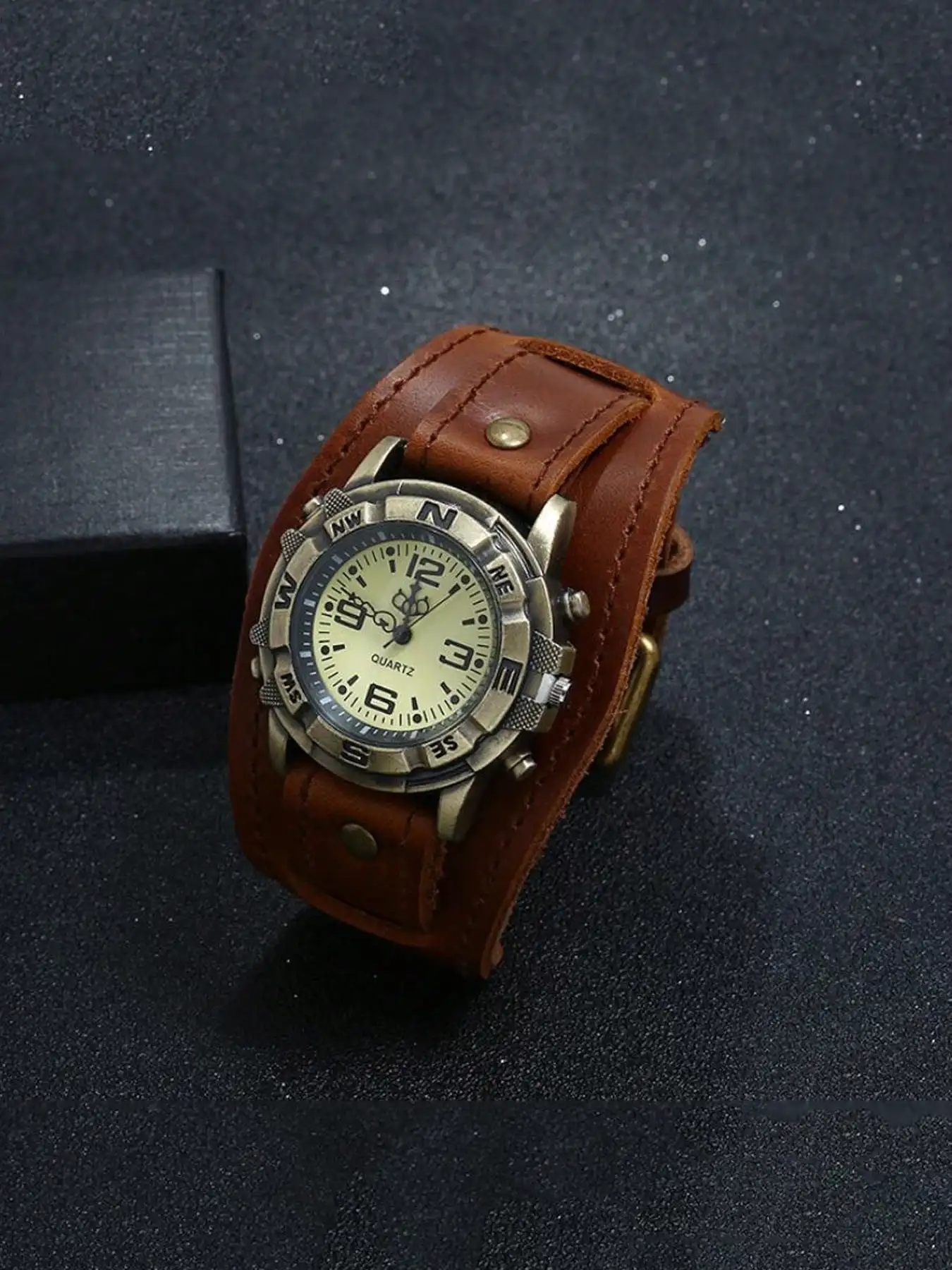 Men's Watch Versatile Fashion Strip Quartz Watch Charm Business Men's Watch