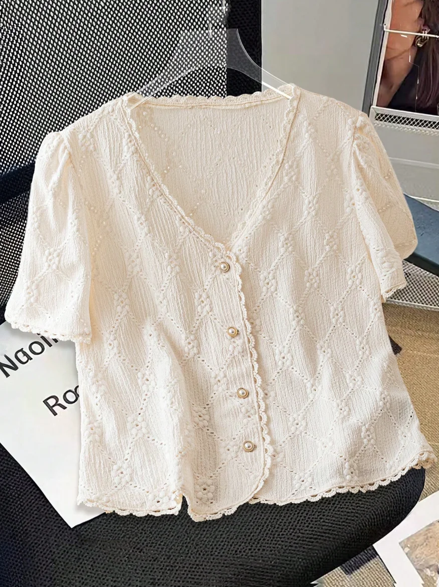 

Women's simple solid color short-sleeved shirt for commuting, casual and stylish, suitable for everyday wear.