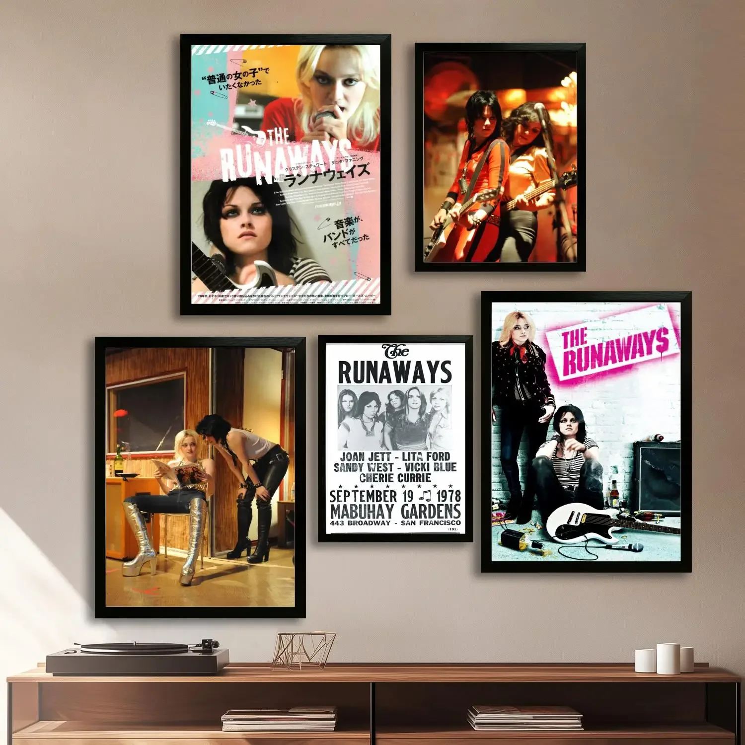 The Runaways Canvas Art Poster and Wall Art, Picture Print, Modern Family Bedroom Decor,Decorative painting