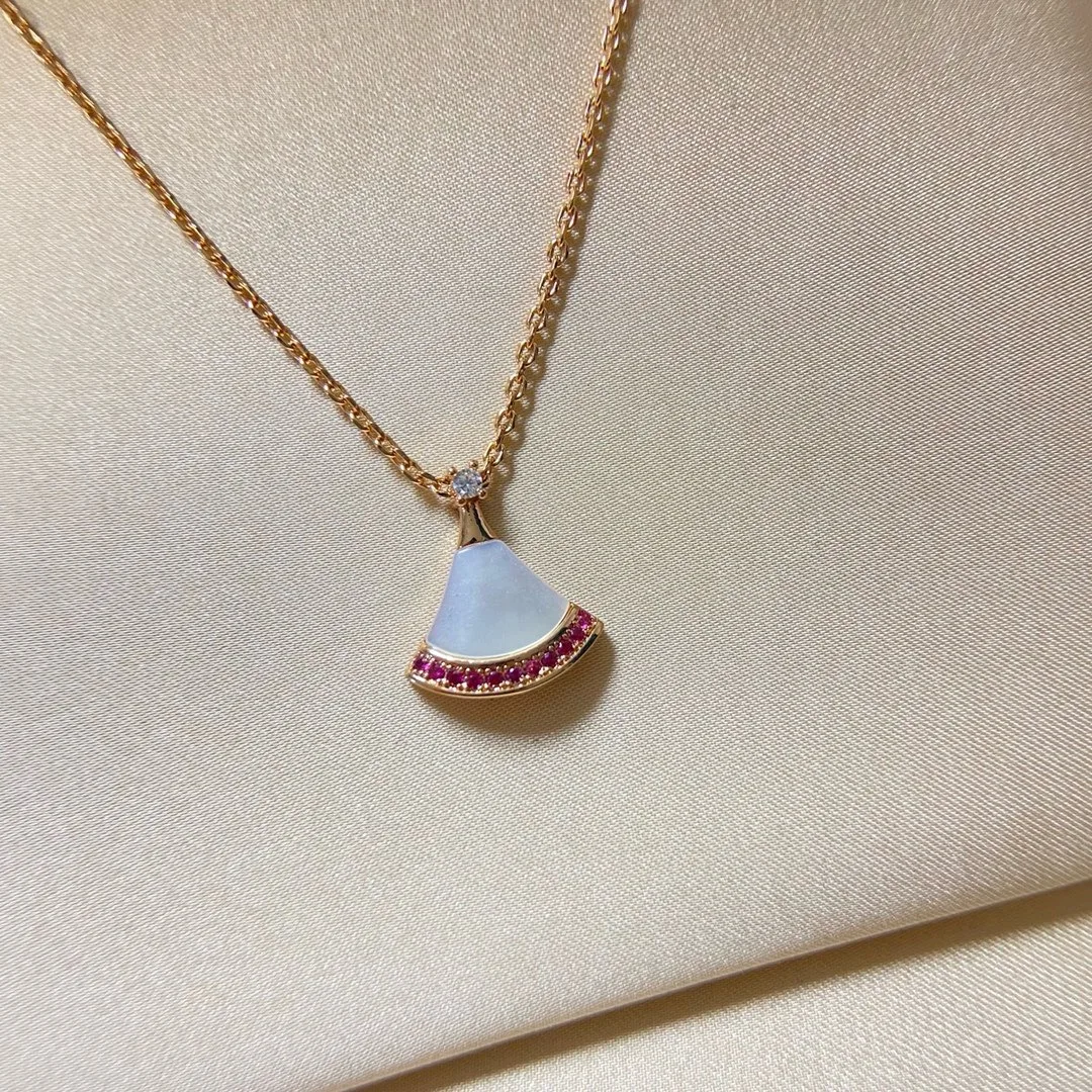 

The 2025 new Baojia high-end version pink diamond white mother-of-pearl mini dress necklace is a fashionable and versatile light