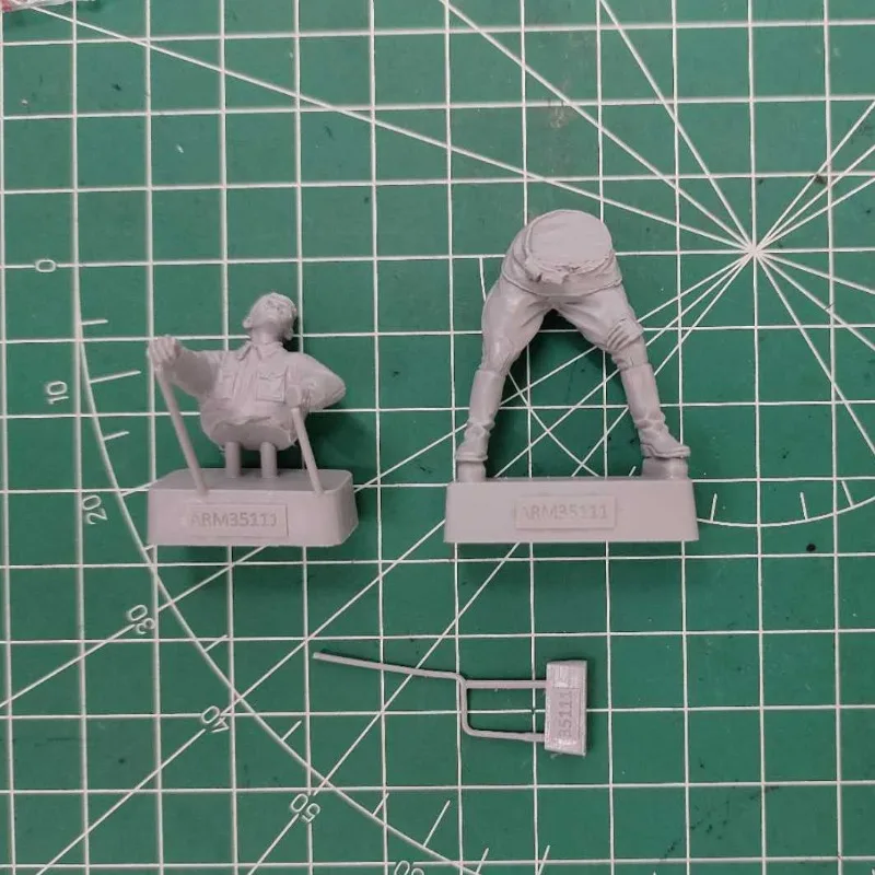 1/35 Resin Cast Soldier Figure Model Kit Historical Miniature Truck Driver Figurine Diorama Unassembled and Unpainted 521X