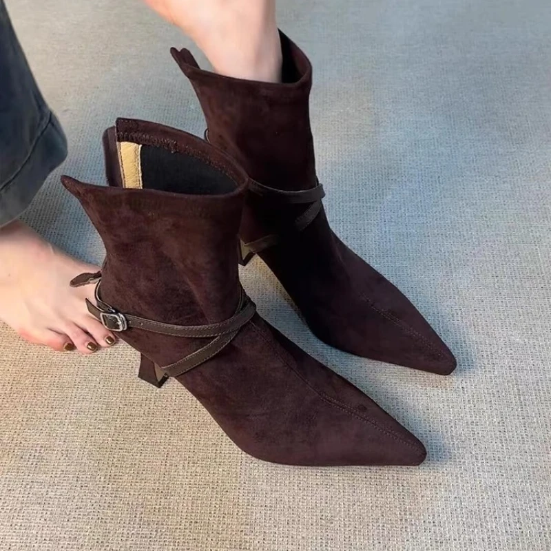 من المألوف بسيطة وشعبية عالية الكعب المرأة حذاء من الجلد أشار تو أنيقة الشتاء التمهيد 2025 أحذية الموضة #1