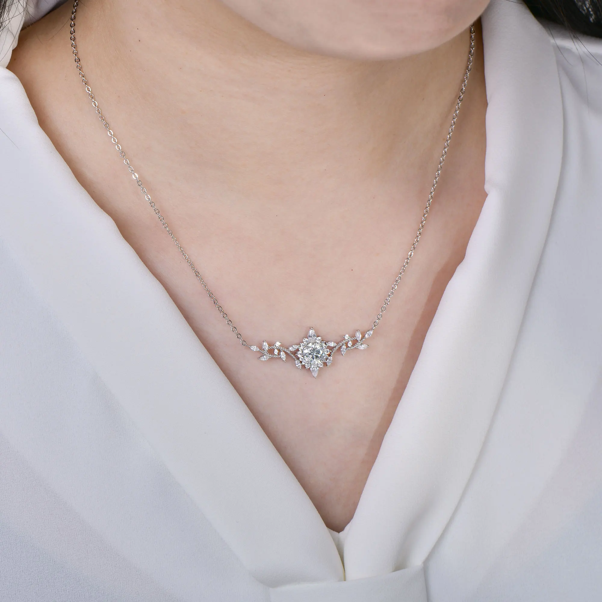 

Celestinova High-End Floral Pendant Necklace 1ct round Moissanite Luxury Jewelry for Ladies Perfect Valentine Day Gift