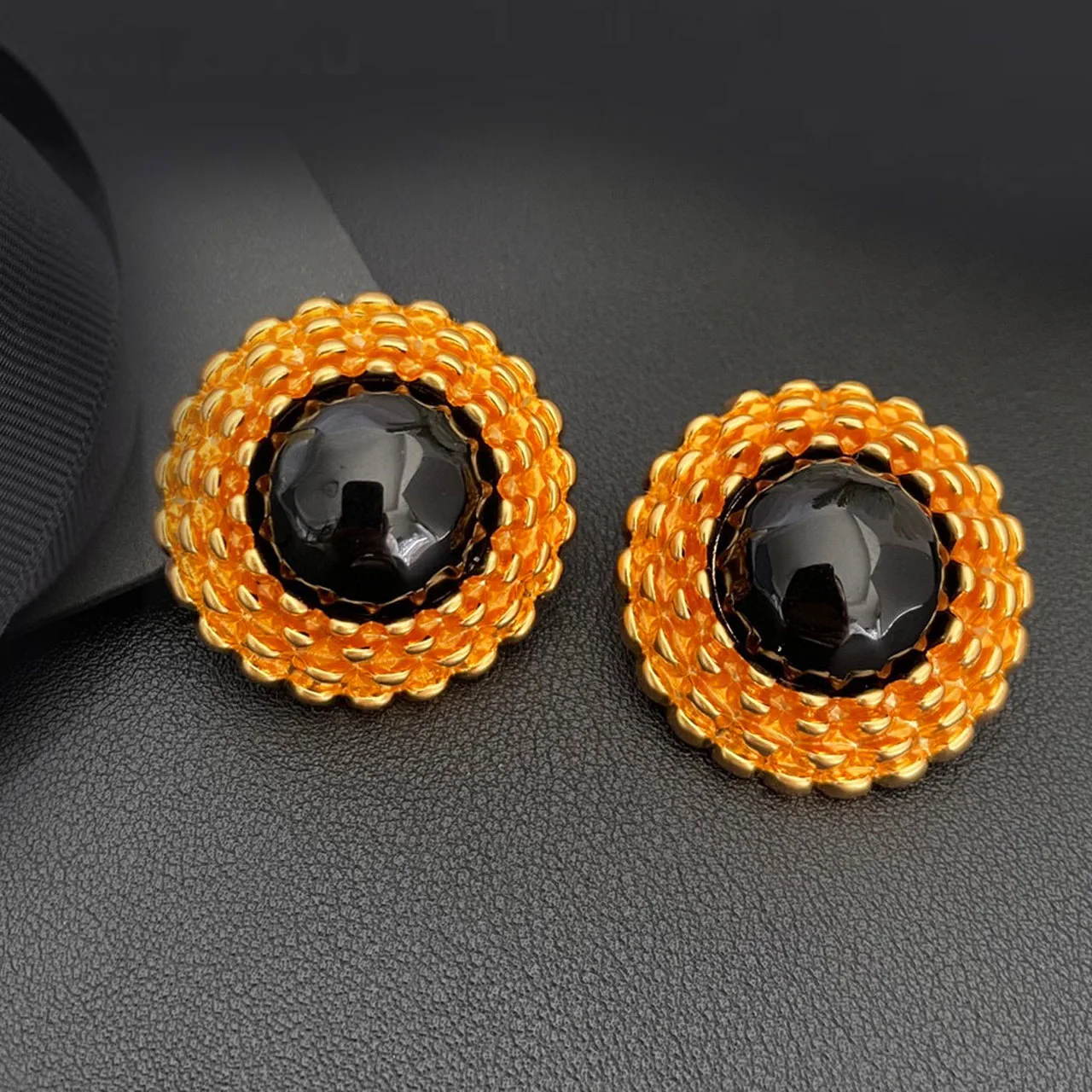 

Новые украшения и аксессуары в ретро-стиле: высококачественные черные круглые серьги из смолы в форме цветка для женских вечеринок и подарков.