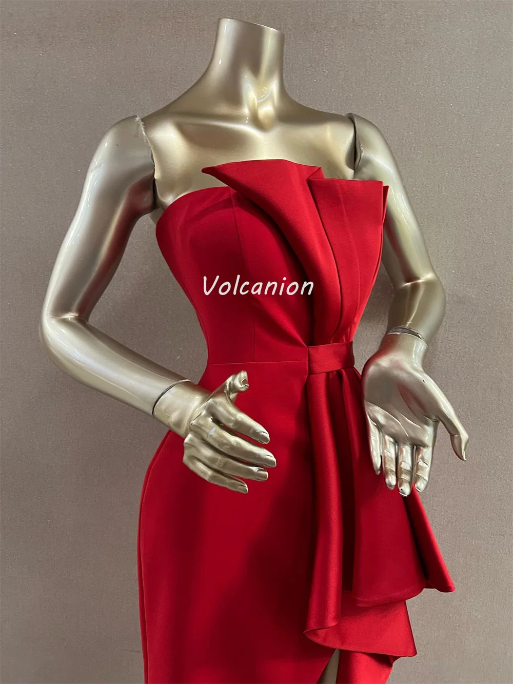 カスタマイズされた高品質の絶妙なシャルムーズリボンシャーリングストレートストラップレスハイロードレスオーダーメイドのオケージョンドレスサイズあり