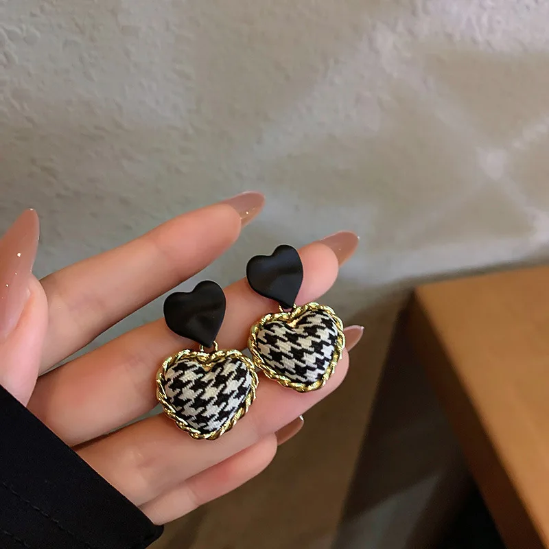 A Pair of Retro Heart-shaped Autumn and Winter Fashion Design Tassel Fashion Checkered Earrings for Women 1 Dollar Item Jewelry