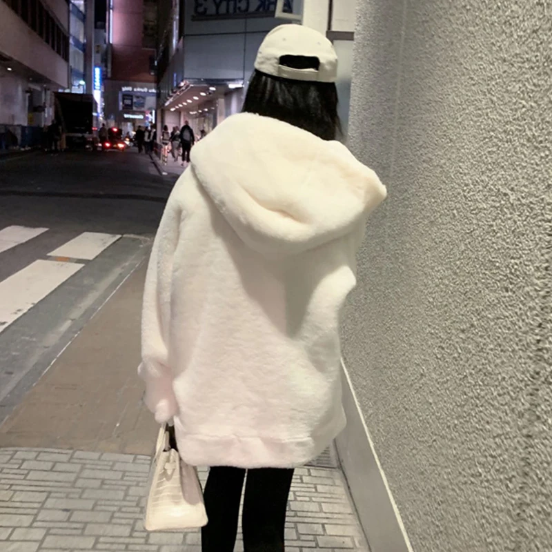 Chaqueta de invierno de estilo coreano, abrigos holgados de piel de visón de imitación para mujer, prendas de vestir exteriores universitarios Y2K, abrigos de lana de cordero con capucha Vintage informales 2025