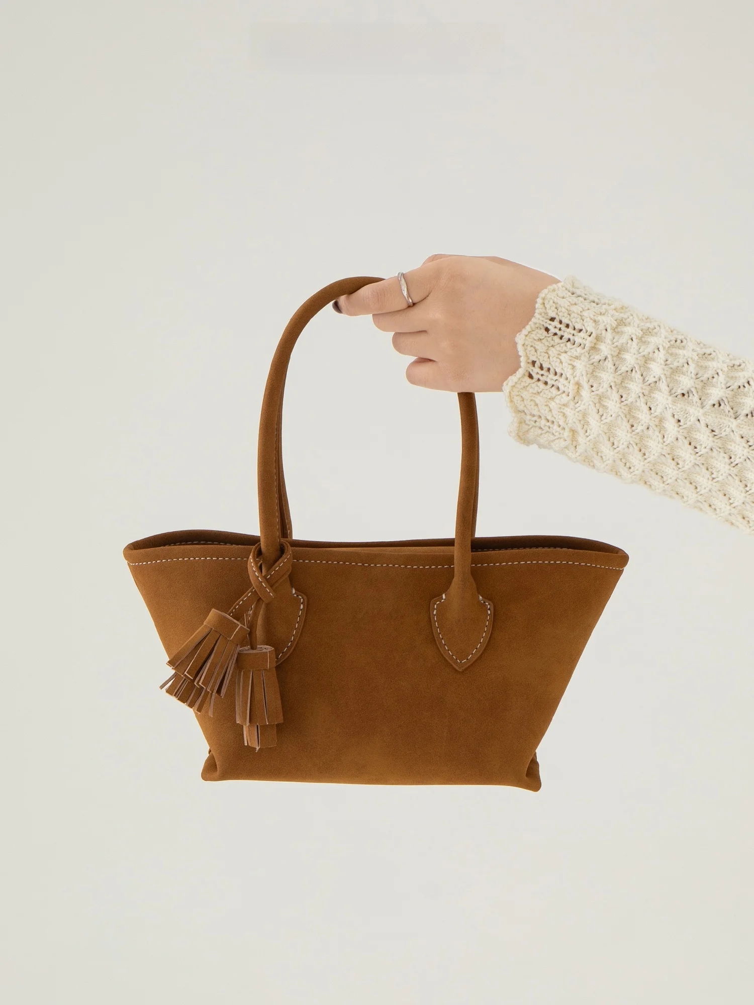 

Dotlyn Fashionable Velvet Basket Bag Shoulder Handbag Commuter Tassel Crossbody Bag Versatile Korean Style Leisure Handbag