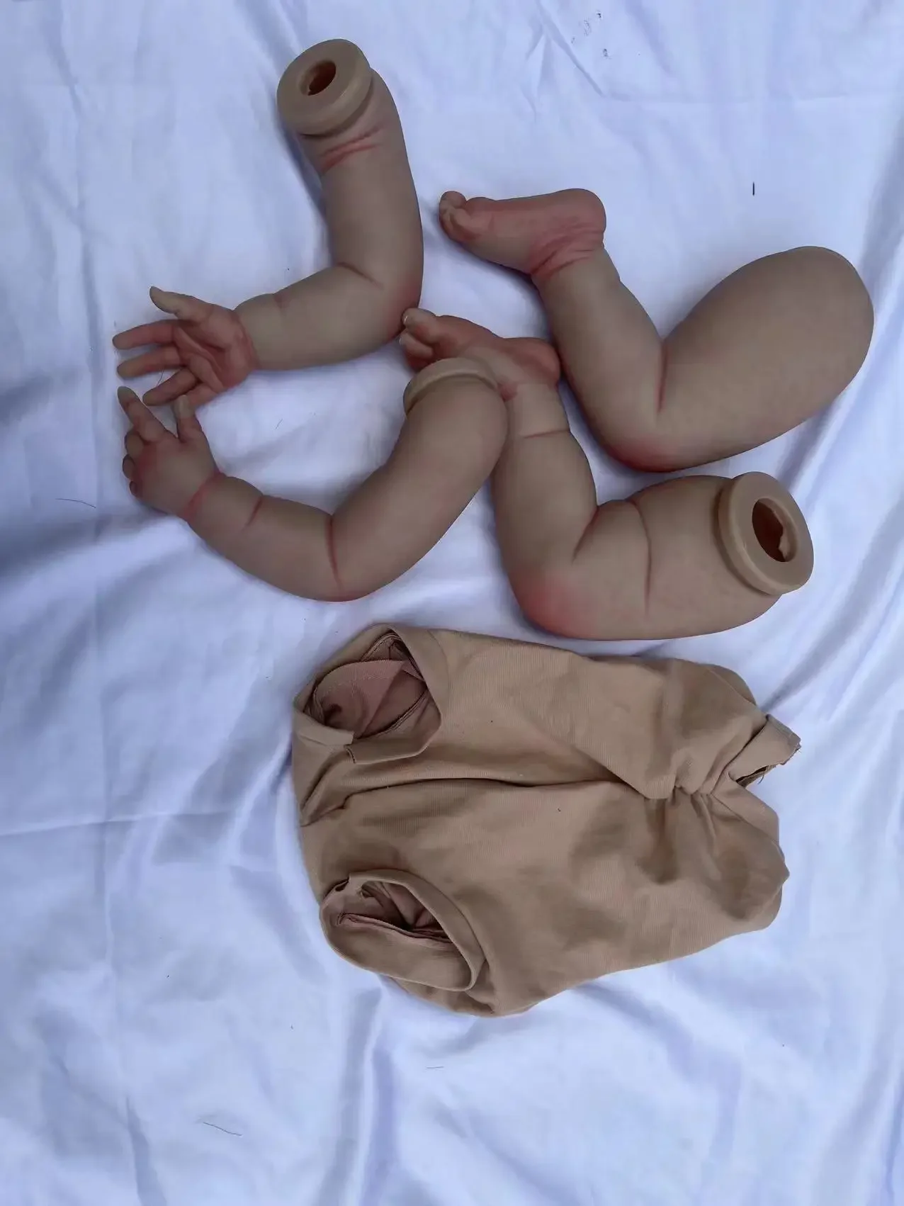 DLS อุปทานจํากัดที่กําหนดเอง 24 นิ้ว Reborn Baby Lottie พร้อมชุดทาสีผมสีดําที่รากด้วยมือพร้อมแขนขา