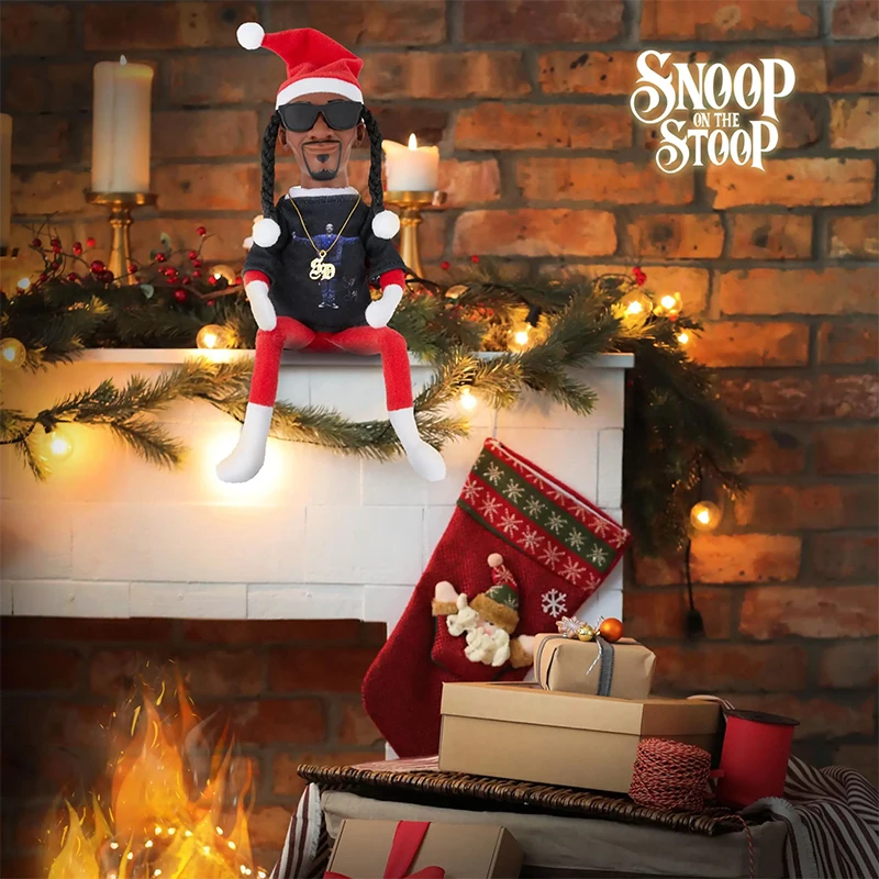 Snoop Dogg Snoop on a Stoop Elfo de Natal Brinquedos de Pelúcia Decoração de Prateleira Inclui Brinquedo de Elfo Camiseta Óculos de Sol e Colar Brinquedo de Decoração