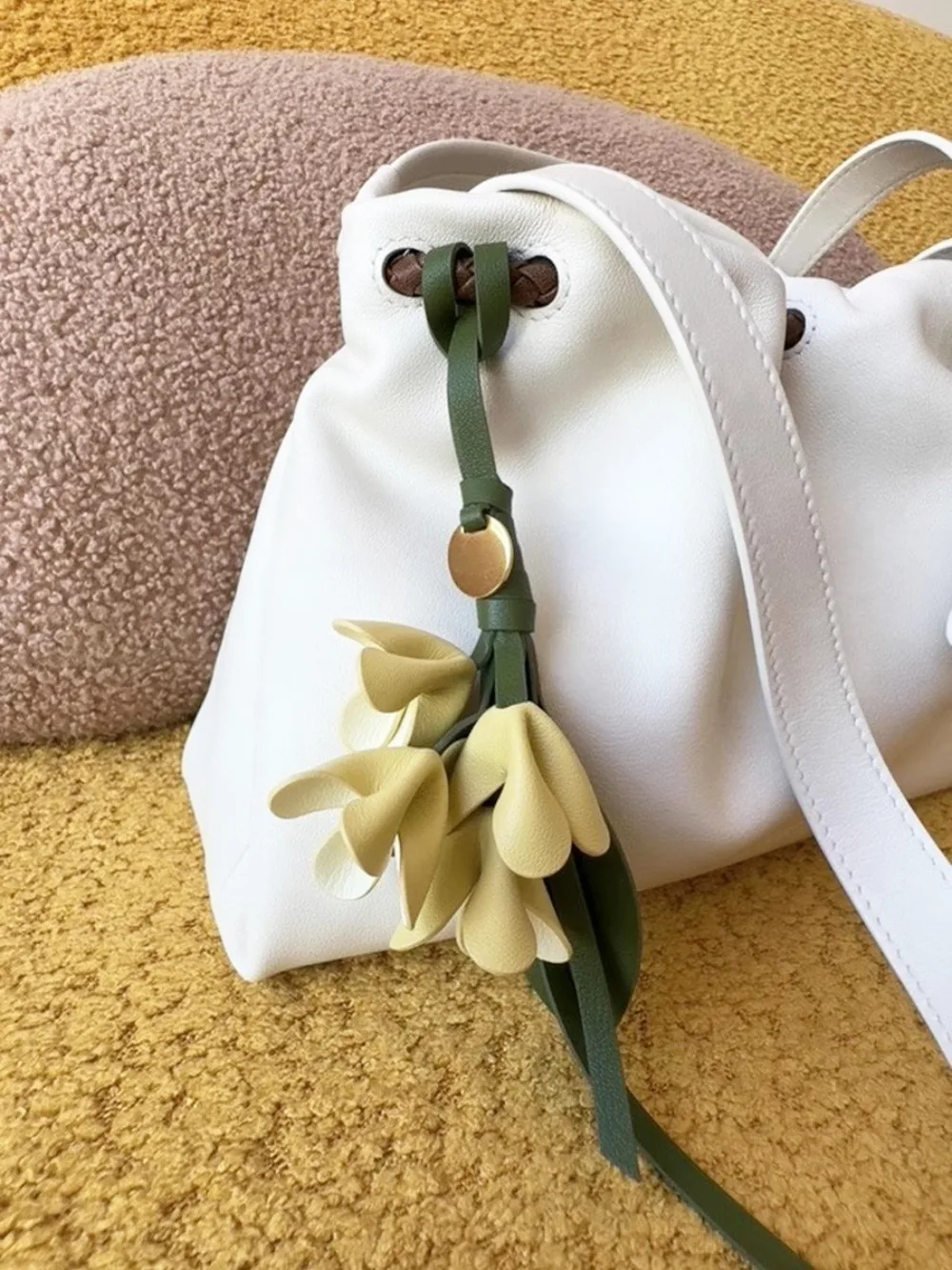 Schöner Blumen-Anhänger aus PU-Leder, handgefertigter Leder-Schlüsselanhänger, modischer Cartoon-Taschenanhänger für Herren – Detail 2