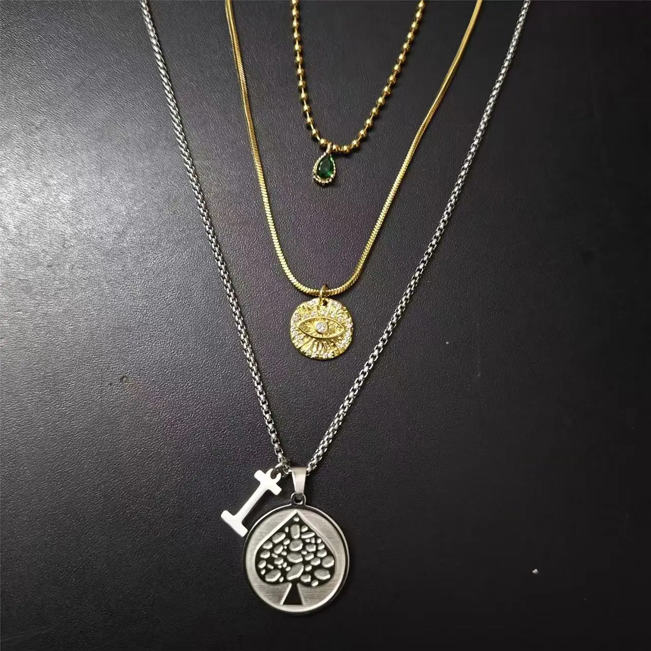 สร้อยคอจี้สามชั้นลายไพ่เอซของสเปดส์