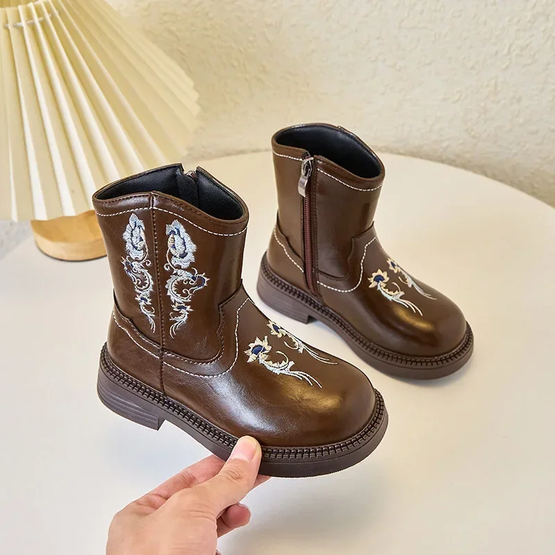 

2024 Children Leather Shoes for Girls Autumn New Fashion Chinese Style Embroidery Soft Anti-slippery Plush Keep Warm Short Boots