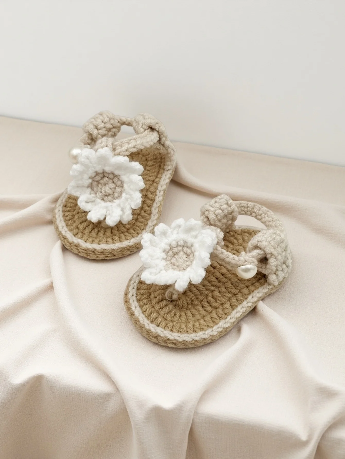 

1 пара детских сандалий ручной работы, натуральный бежевый хлопок с белым цветком ромашки, детская обувь