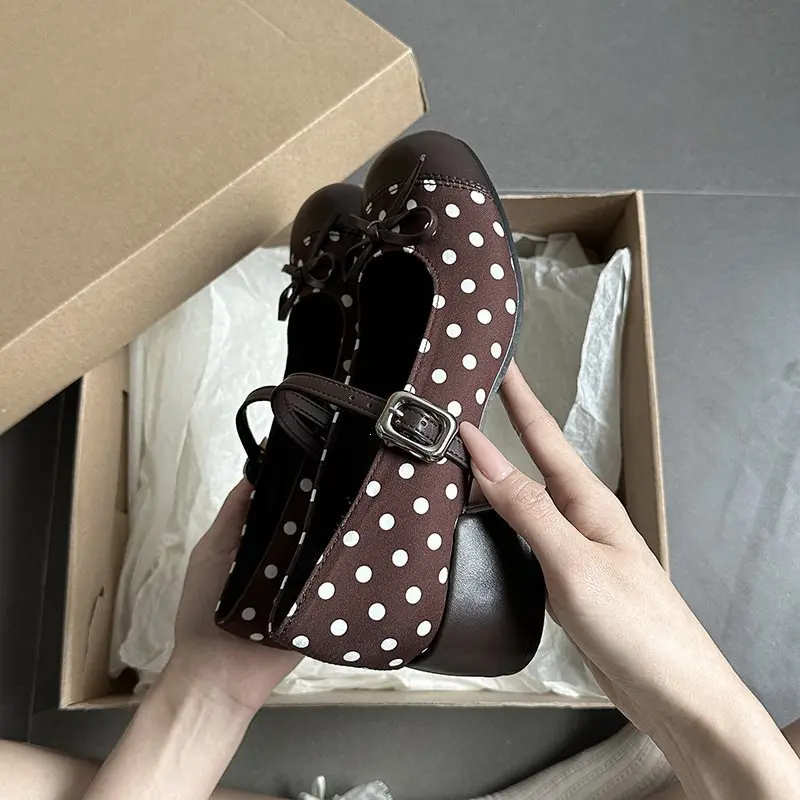 Niedliche gepunktete Mary Jane Schuhe mit dickem Absatz für Damen, Designer-Schuhe mit Schnallenriemen, elegante Damen-Pumps mit Schleifenknoten.
