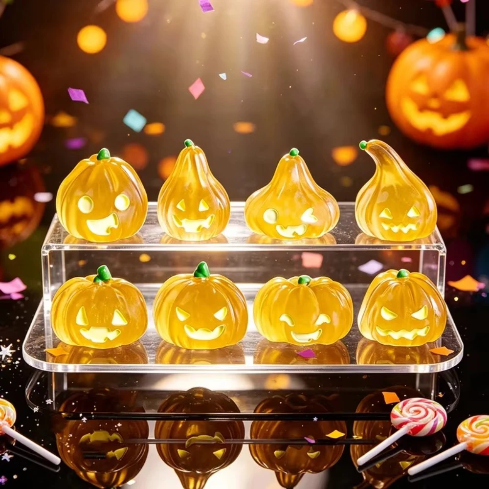 Figuras de calabazas luminosas para Halloween, con expresiones adorables, ideales para micro paisajes y como adornos de escritorio. 8 estilos diferentes que brillan en la oscuridad.