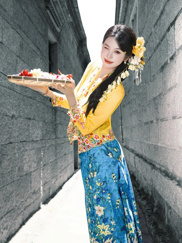 

New Style Dai Ethnic Minority Clothing Floral Hairpin Embroidery Tour Photography Double-headed Mountain Scene
