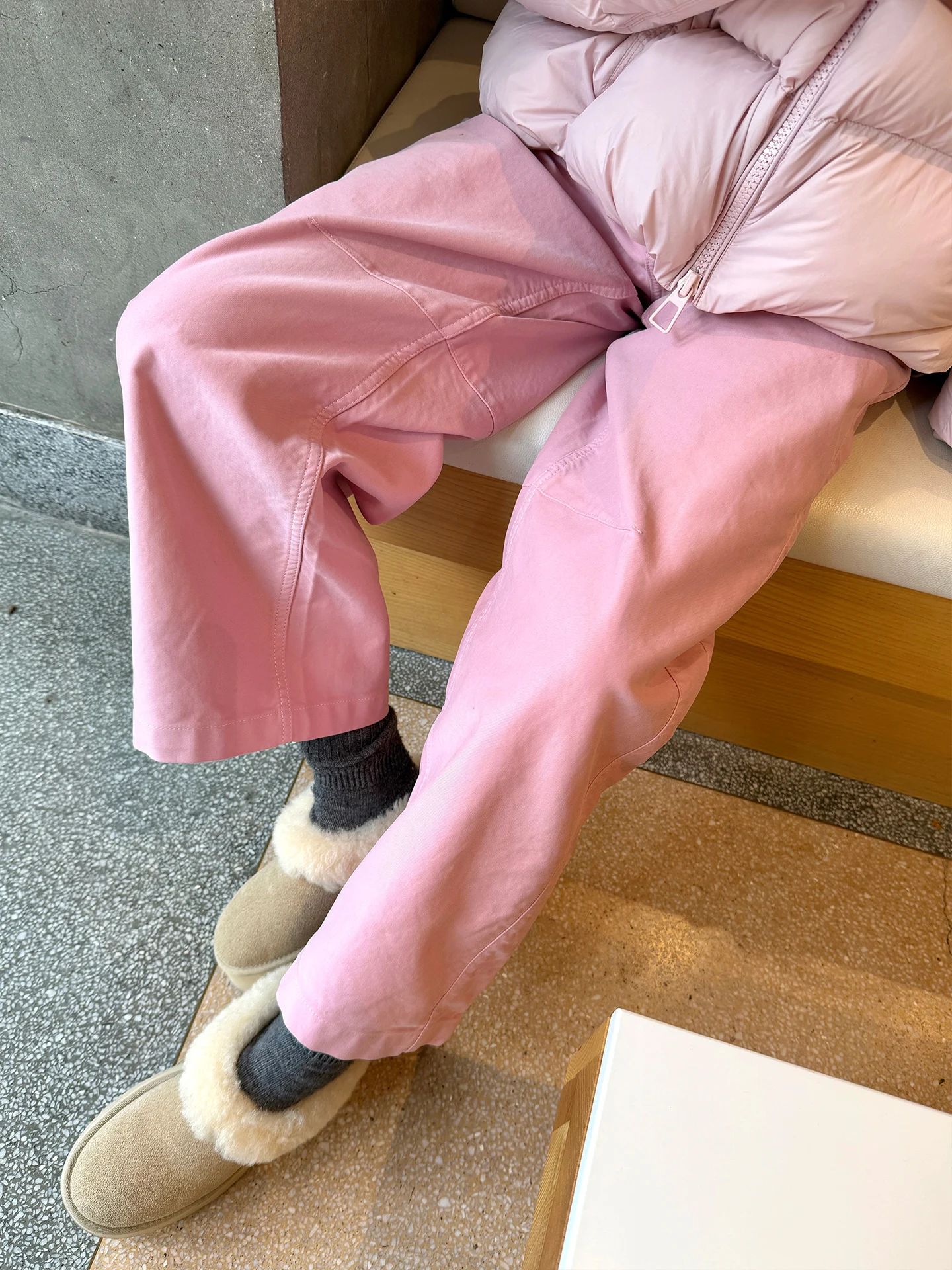 

Джинсы женские ZOWZOW Spicy Little Pepper 'Little Pink Pants' из хлопкового денима с эффектом потертости и розовой фурнитурой