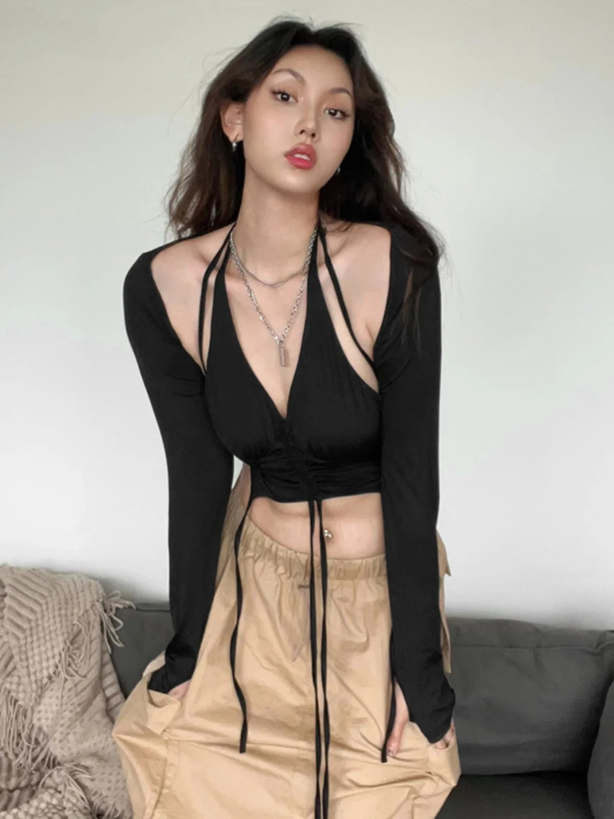 Damski komplet: ażurowa długa kamizelka i T-shirt, obcisły krój, odzież wierzchnia, dekolt w serek.