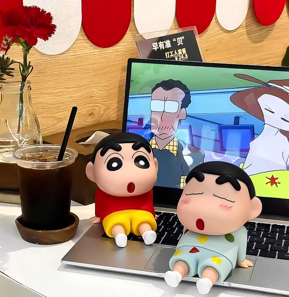 Crayon Shin-Chan Comodo supporto per telefono Kawaii Anime Ornamenti da tavolo Cartoon Watching TV Decorazione creativa Nuovo regalo di moda