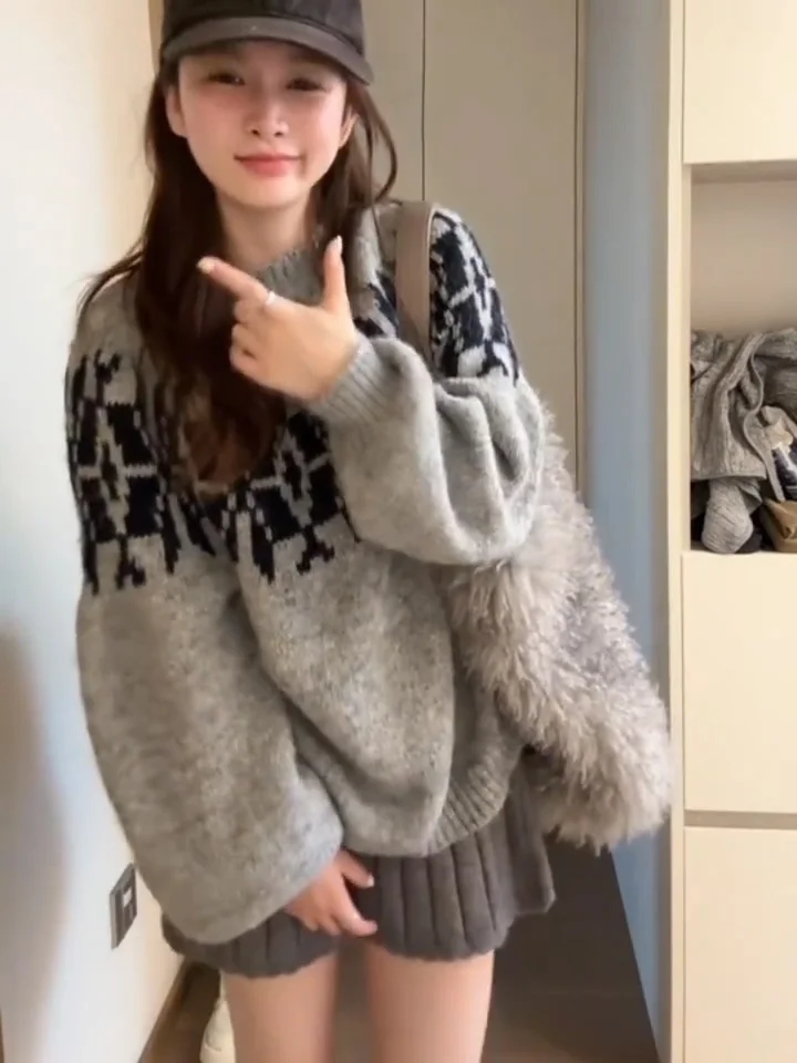 韓国風スレ怠惰なセーター女性の秋冬ソフトルーズラウンドネニットトップ刺繍入りロングスベ暖かいサーマル