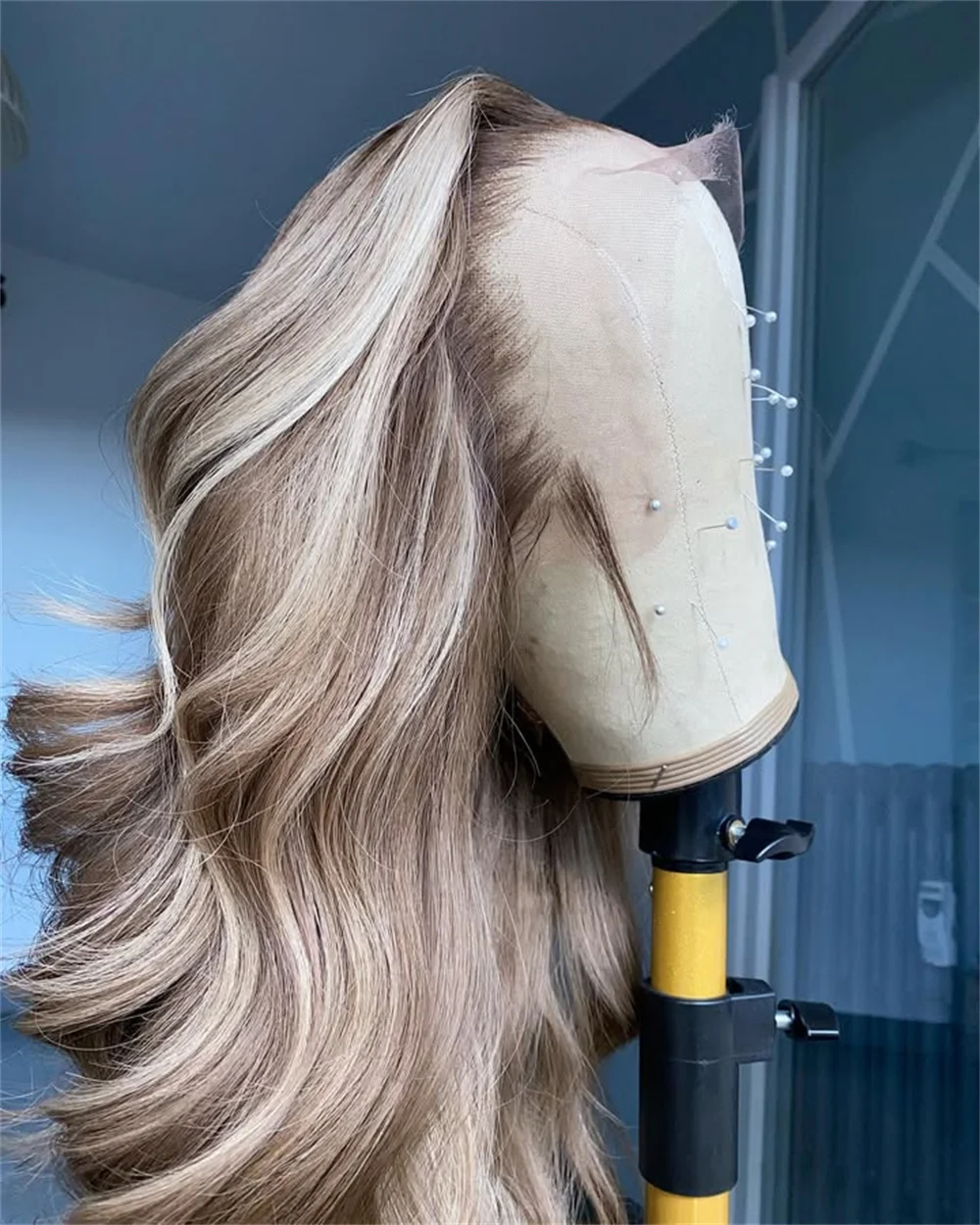 

Синтетический парик с кружевной передней частью без клея для женщин, с блондинистыми прядями, волнистый, с предварительно выщипанными волосами, натуральными темными корнями, реалистичный вид, готов к носке