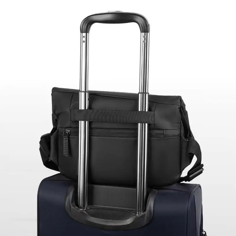 

【L】Magnetic Absorption Snap Clasp Men's Crossbody Bag Large Capacity Bag Commuting Traveling Motorcycle Backpack Shoulder Bag