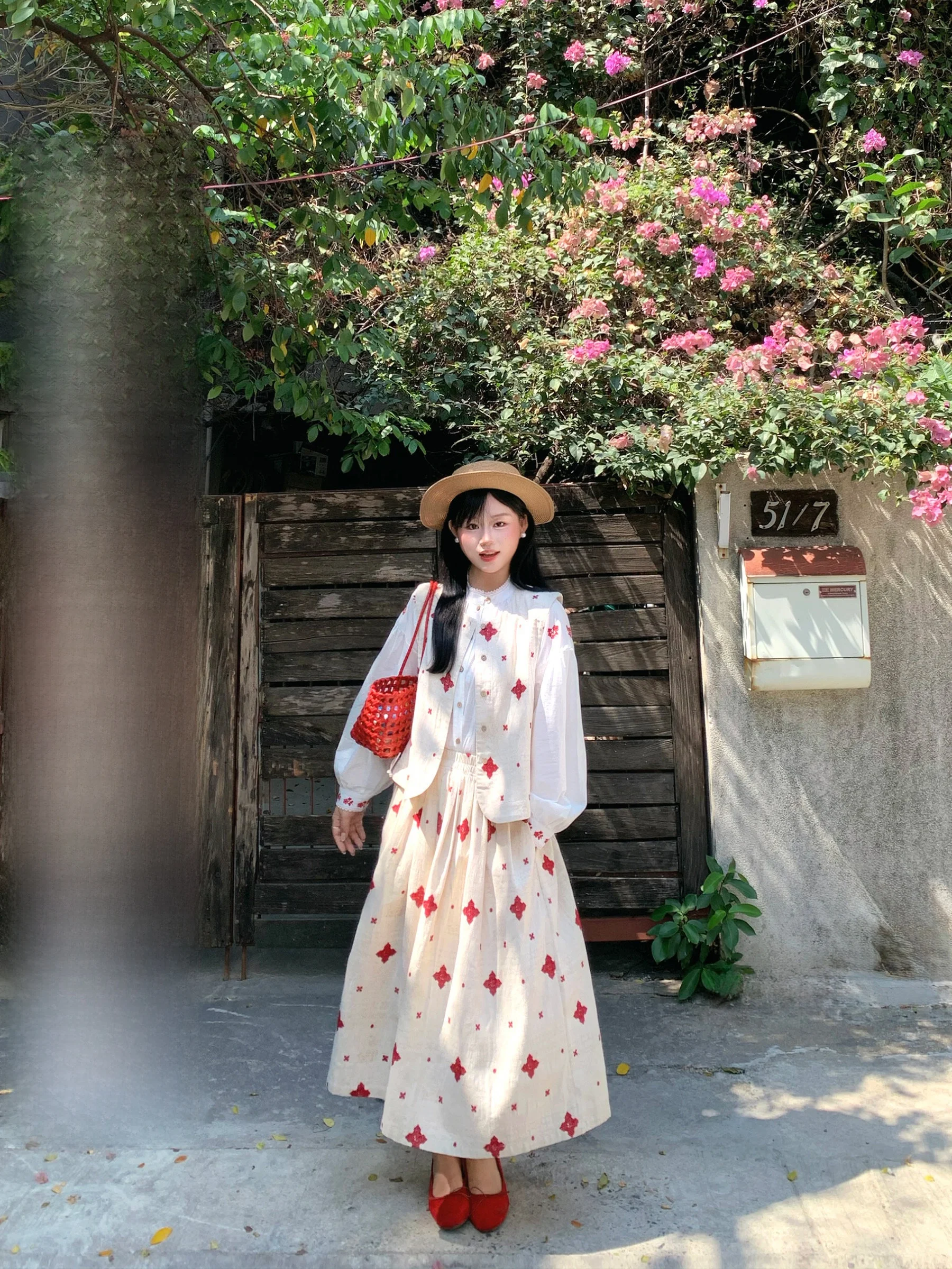 

Комплект из трех предметов: жилет с художественным дизайном, повседневные брюки и приталенная футболка. Модный женский ансамбль с топом с длинными рукавами и капюшоном.