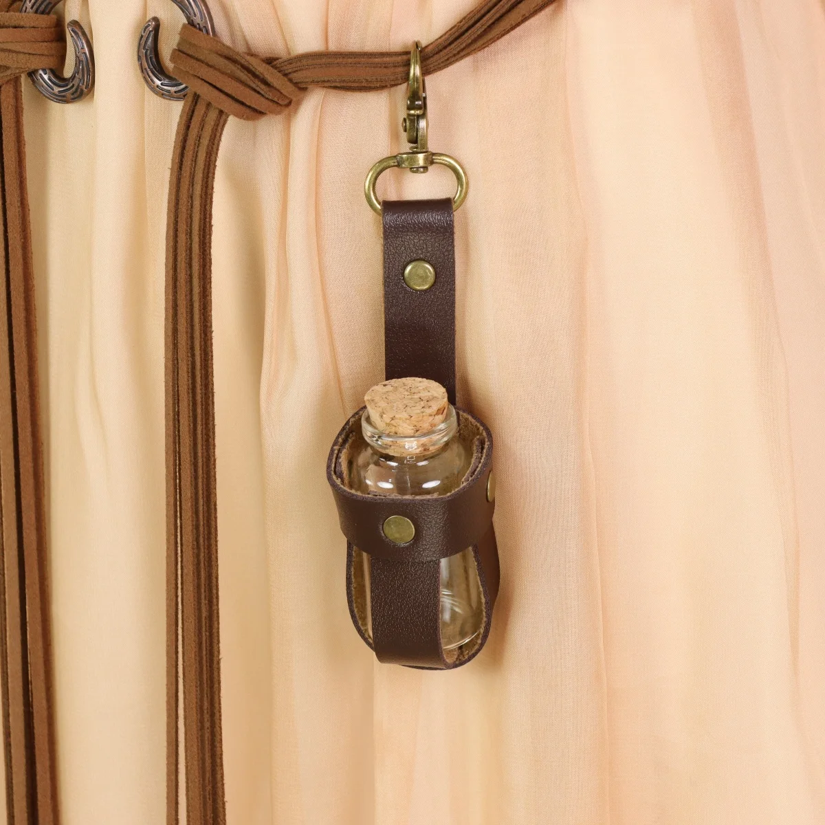 Mittelalterlicher PU-Leder Zaubertrankflaschenhalter mit Glasflaschen, Flaschen mit Stopfen zum Aufhängen am Gürtel, Ideal für LARP, Renaissance – Detail 2