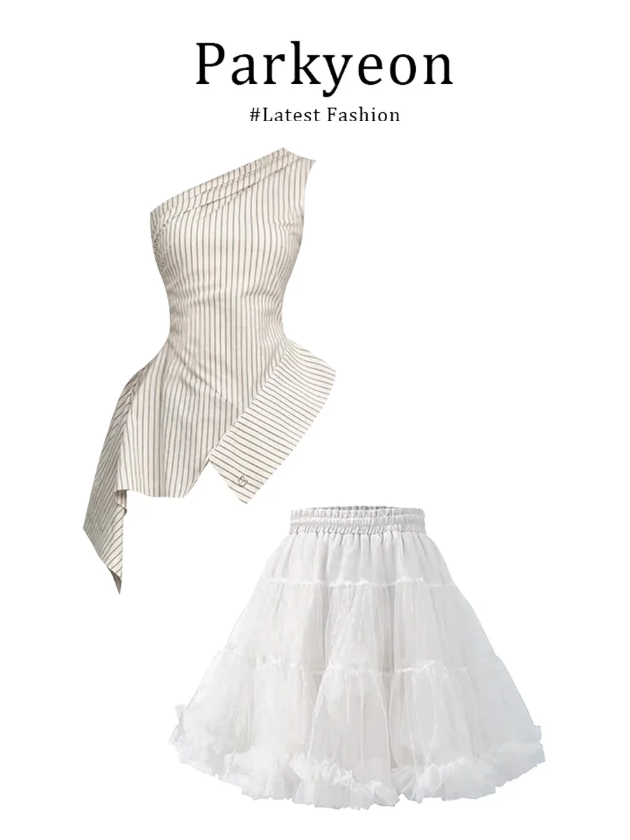 

Комплект из двух предметов в корейском стиле Parkyeon: полосатый топ с асимметричным вырезом на плече и юбка-трапеция. Модный и элегантный.