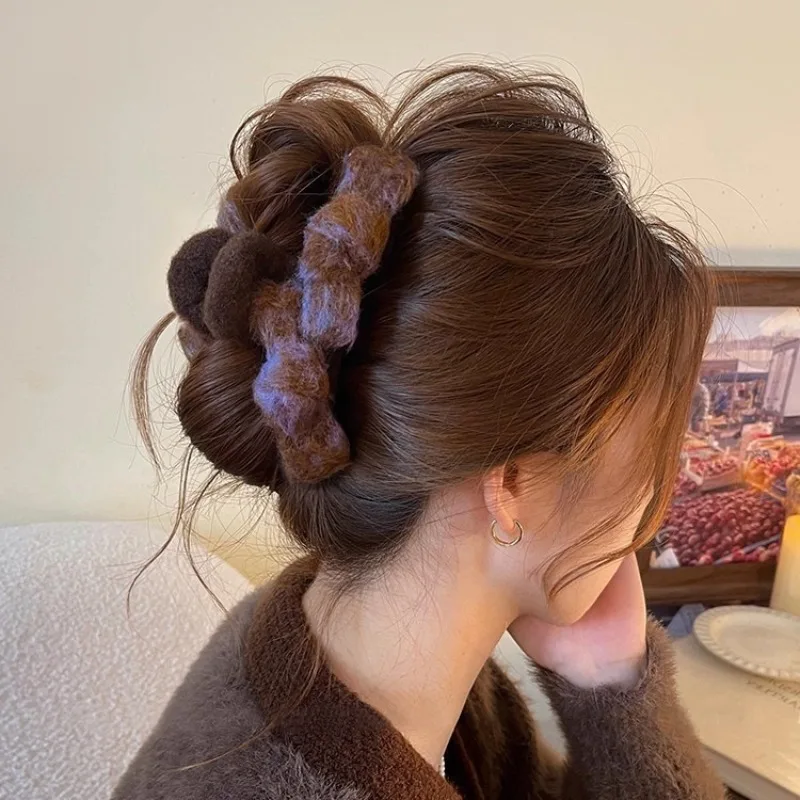 

Autumn and winter plush bow grab clip women new shark clip large hair volume large disc hair clip versatile hair accessories