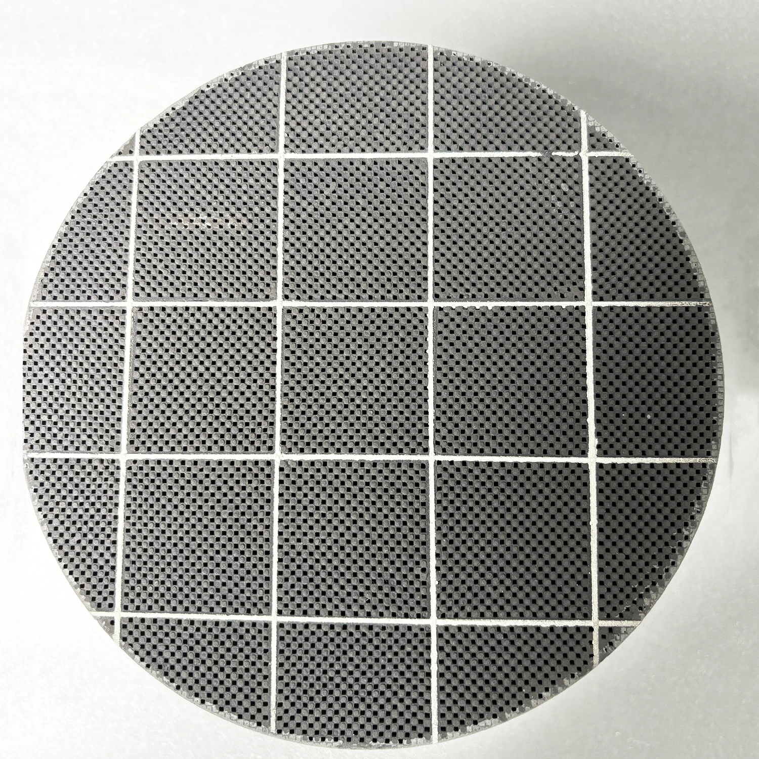 Silicon Carbide 200 CPSI Dpf Filter Partikulat (DPF) untuk Knalpot Mesin atau Truk