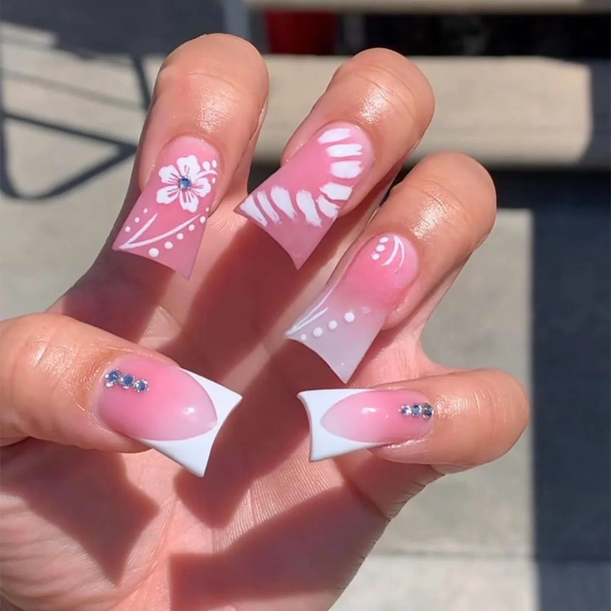 24 Uds. De uñas postizas acampanadas de longitud media con estampado de cebara, diseño de diamante, arte de uñas postizas desmontable, color blanco brillante