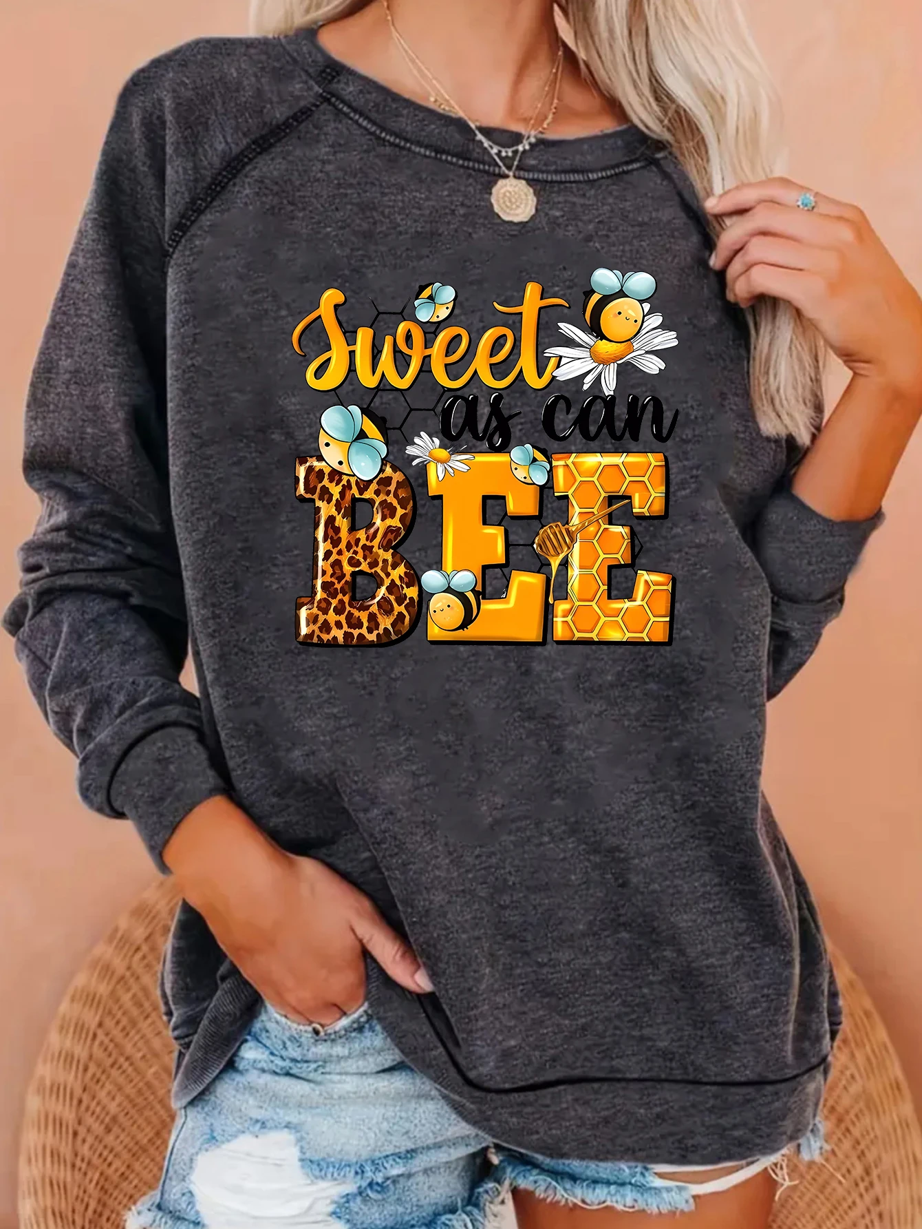 

Cartoon duck letter print fashion round neck raglan long sleeve pullover suitable for all seasons women's wear