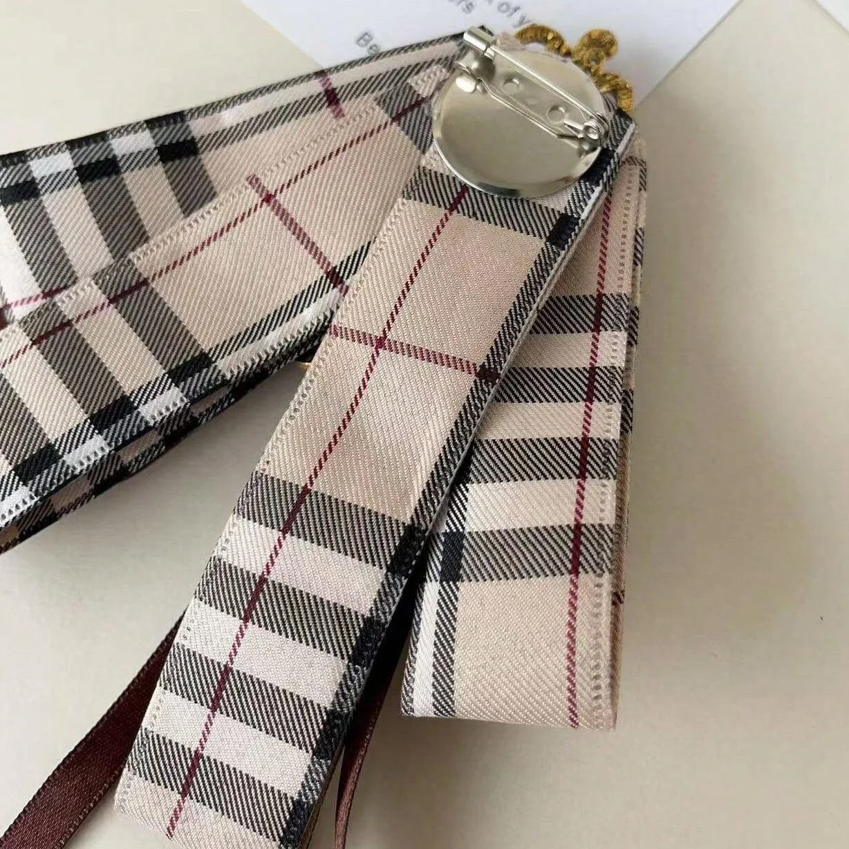 1 Stück elegante Damen-Vintage-Schleife mit Karomuster und glänzenden Pailletten, geeignet für Partys, Bühnenauftritte, Moderationen, Zusammenkünfte, aus Karo-Polyesterfaser (Polyester) – Detail 4