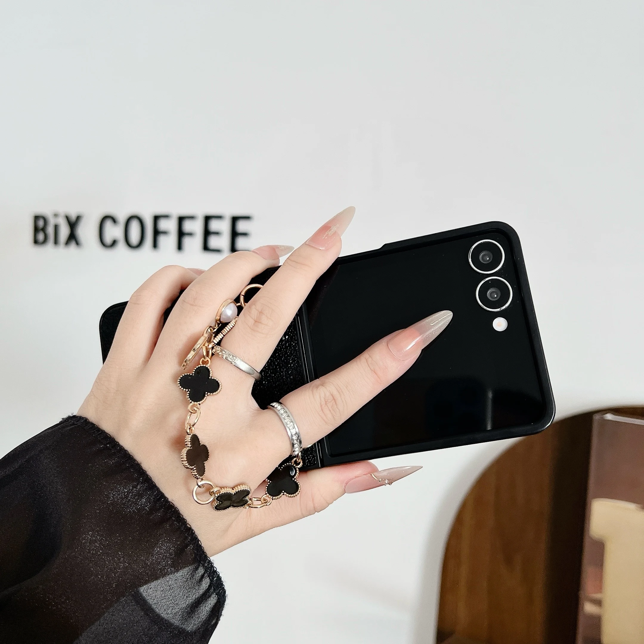 مينيسو تعاون سامسونج Zflip 7 حافظة هاتف عصرية متدرجة لامعة قابلة للطي مع سوار عطري صغير عصري