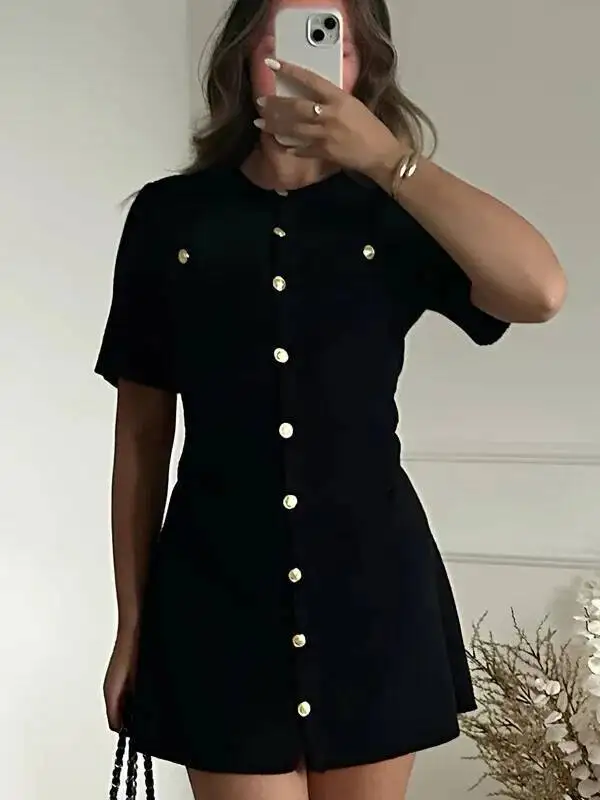 Mini abito bianco elegante lavorato a maglia per le donne Bottone in metallo Abito maglione sexy a costine sottile Abiti da festa per le vacanze Autunno Nuovo