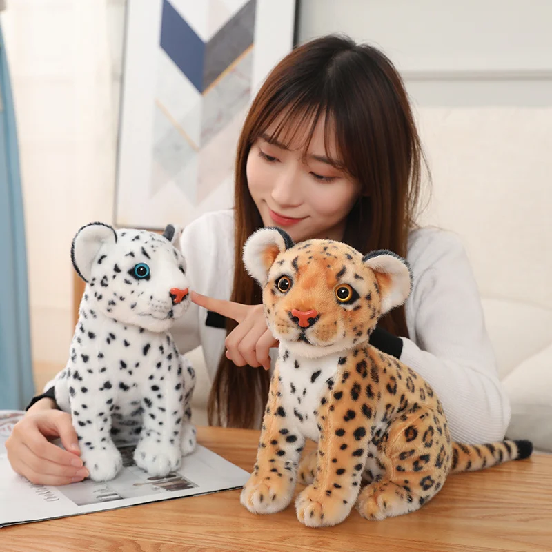 Mainan boneka macan tutul salju tiruan lucu 32cm boneka hewan lucu dekorasi hadiah ulang tahun boneka macan tutul mirip asli