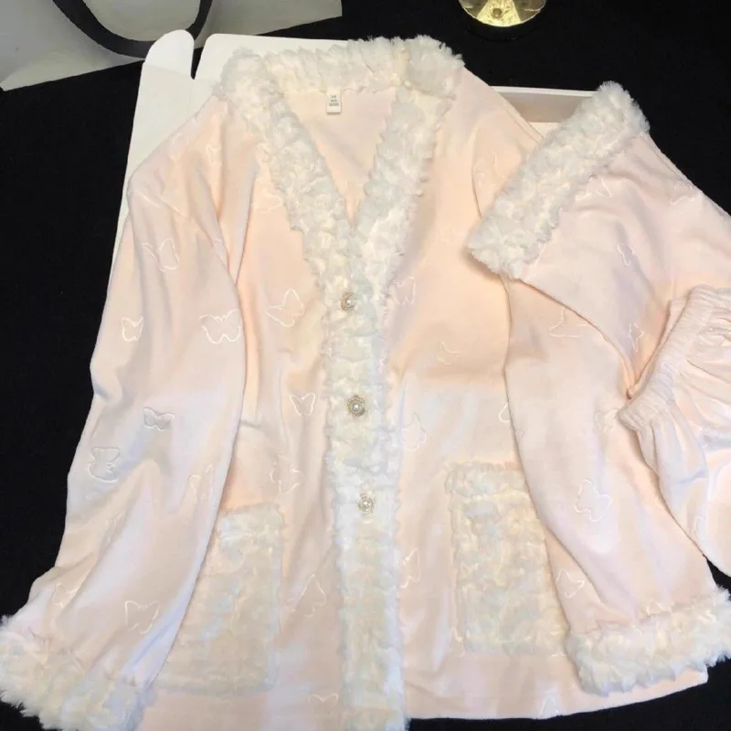 

Женский светло-розовый плюшевый пижамный комплект с меховой отделкой, вышивкой бабочкой, роскошной одеждой для сна с бабочками и цветочным принтом для уютных ночей