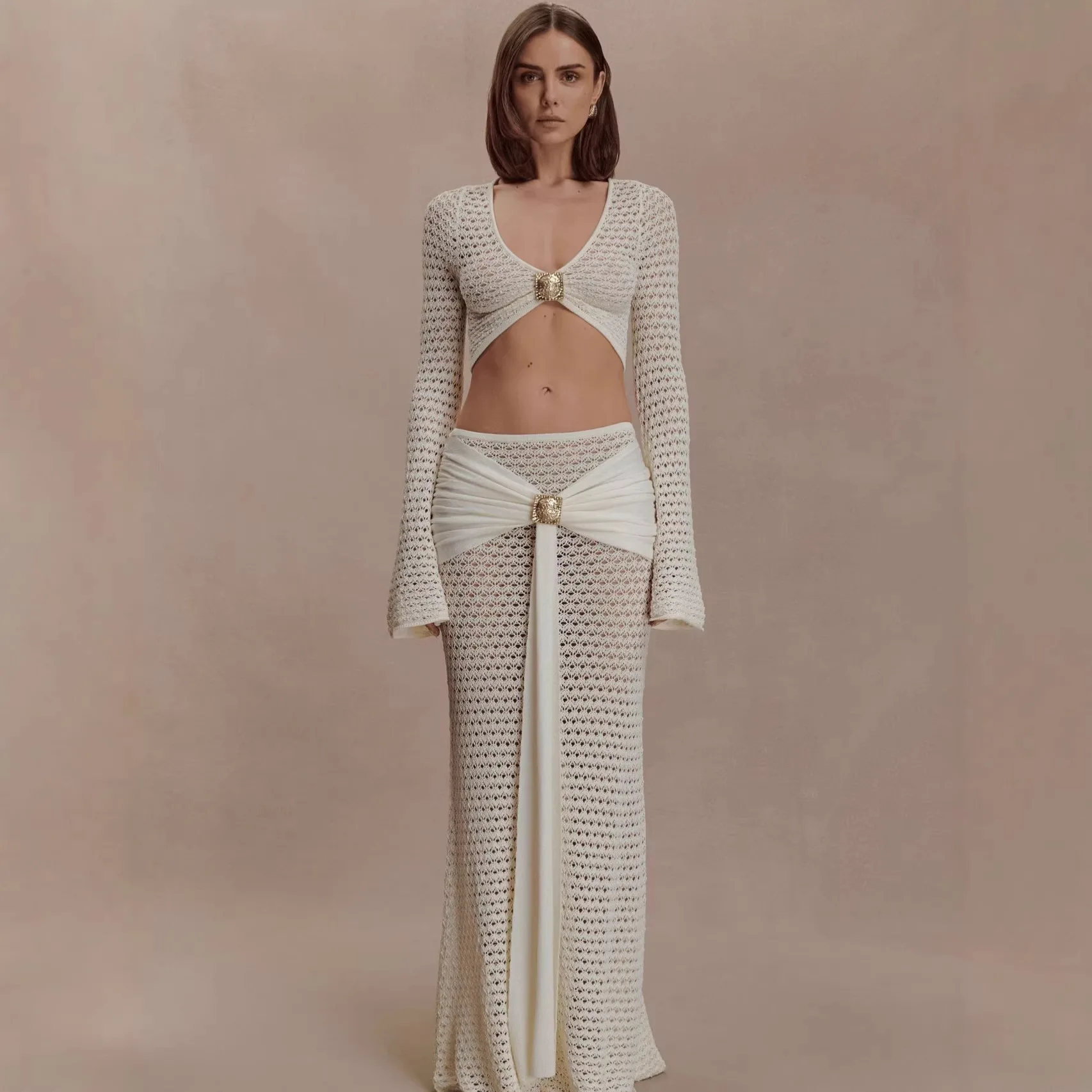 

Европа, Америка и Ближний Восток 2026: Новая модная коллекция – вязаный костюм с металлическими пряжками и рукавами-колокол для отпуска