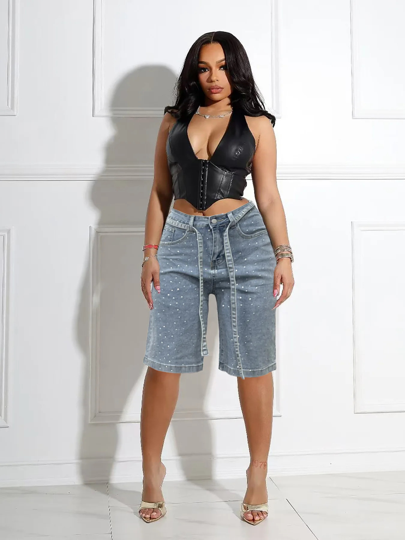 D8739 شورت جينز فضفاض على الموضة النسائية الأوروبية لربيع وصيف 2025 مع أحجار الراين الكاملة وحزام مرفق، متوفر الآن.