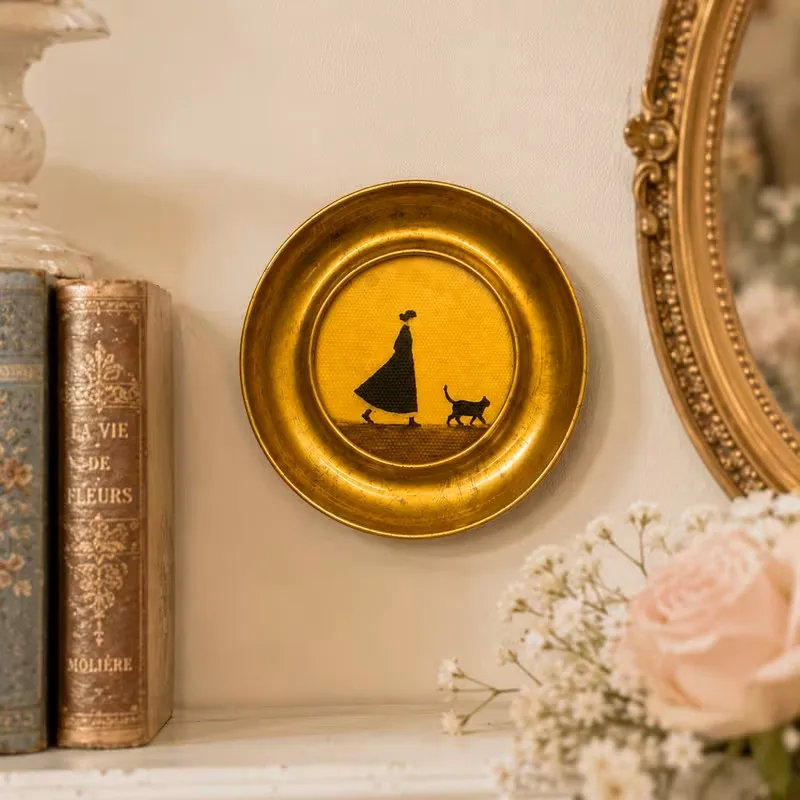 1 Piece of French Pastoral Retro Gold Round Frame Cat Art Wall Decor for Women, Gentle and Warm Circular Frame Wall Decor Featuring a Lady and a Cat, Cottagecore Light Luxury Bedside Reading Corner Ambiance Wall Decor, Vintage Country Style Home Decoration, Bedroom Aesthetic Art Ornament, Light Luxury Ambiance Wall Decoration