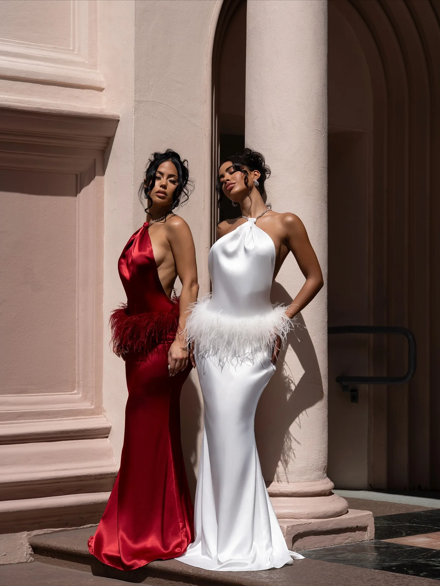 

Sexy Satin Mermaid Evening Gown Halter Neck Beaded Knot Feather Trim Backless Maxi Dress With Back Slit Prom Formal Events