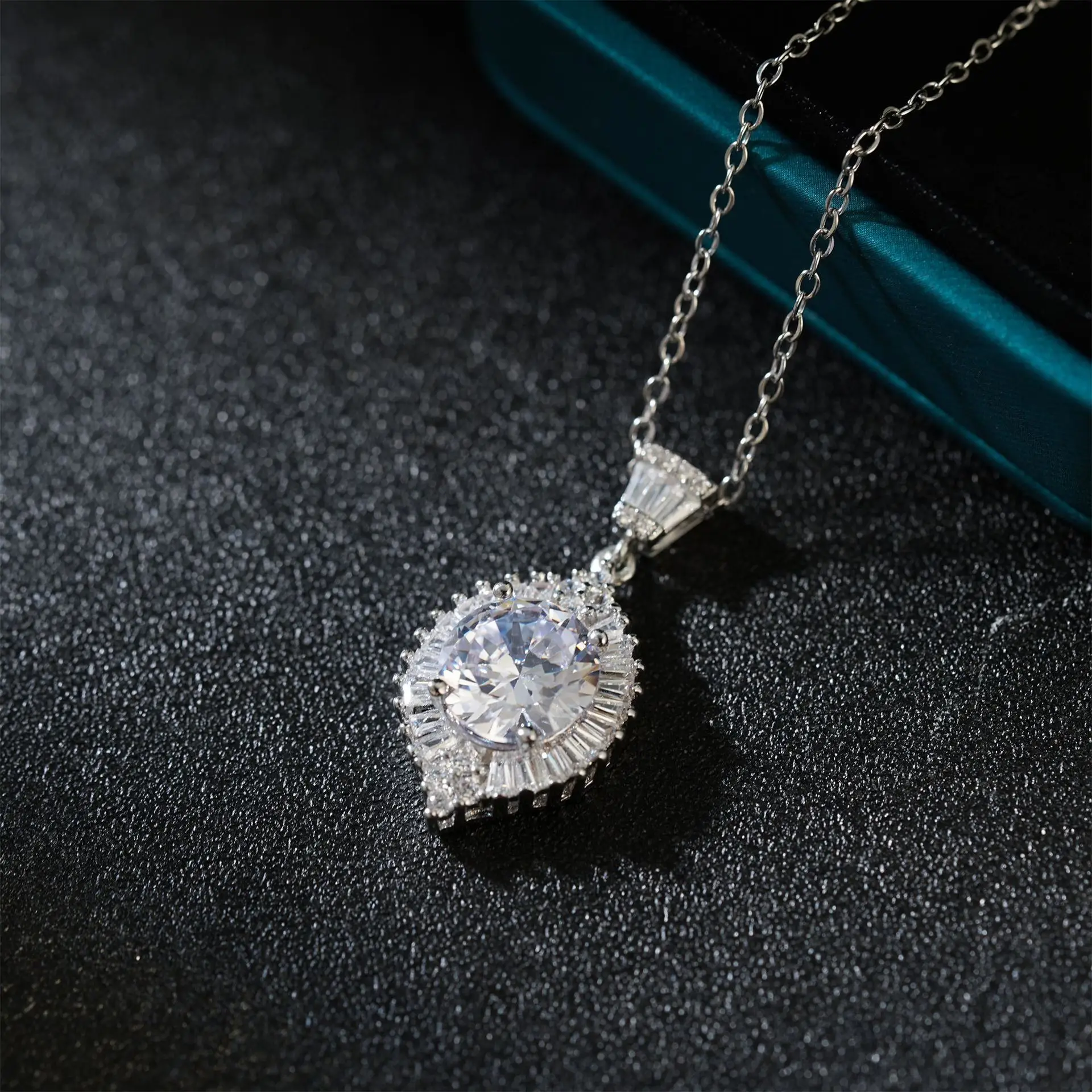 Vintage Elegant Emerald Zircon Teardrop Halo Pendant Necklace For Women Bridal Wedding Engagement Dinner Party Polished Plated