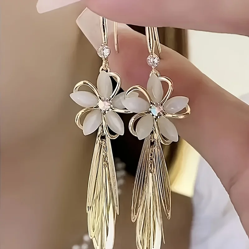 Elegant Tassel Design with Hanging Earrings Very Fashionable Women's Fashion Jewelry Perfect Daily Wear Suitable for All Seasons