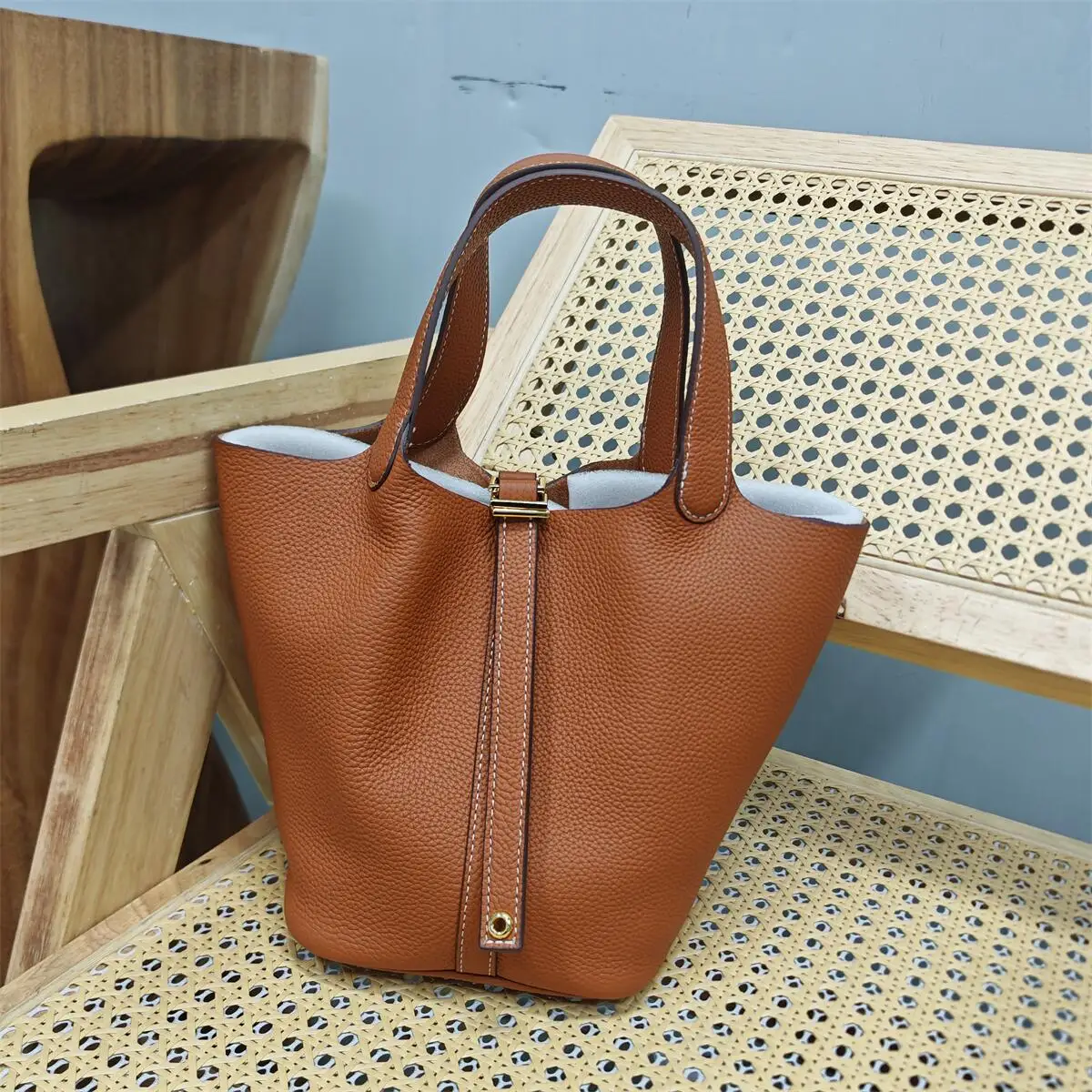 Top Layer Cowhide Leather Handbag European Sle Buet Bag Fre Vegetable Basket Ladies Handbag Soft Handle Casual Tote Bag