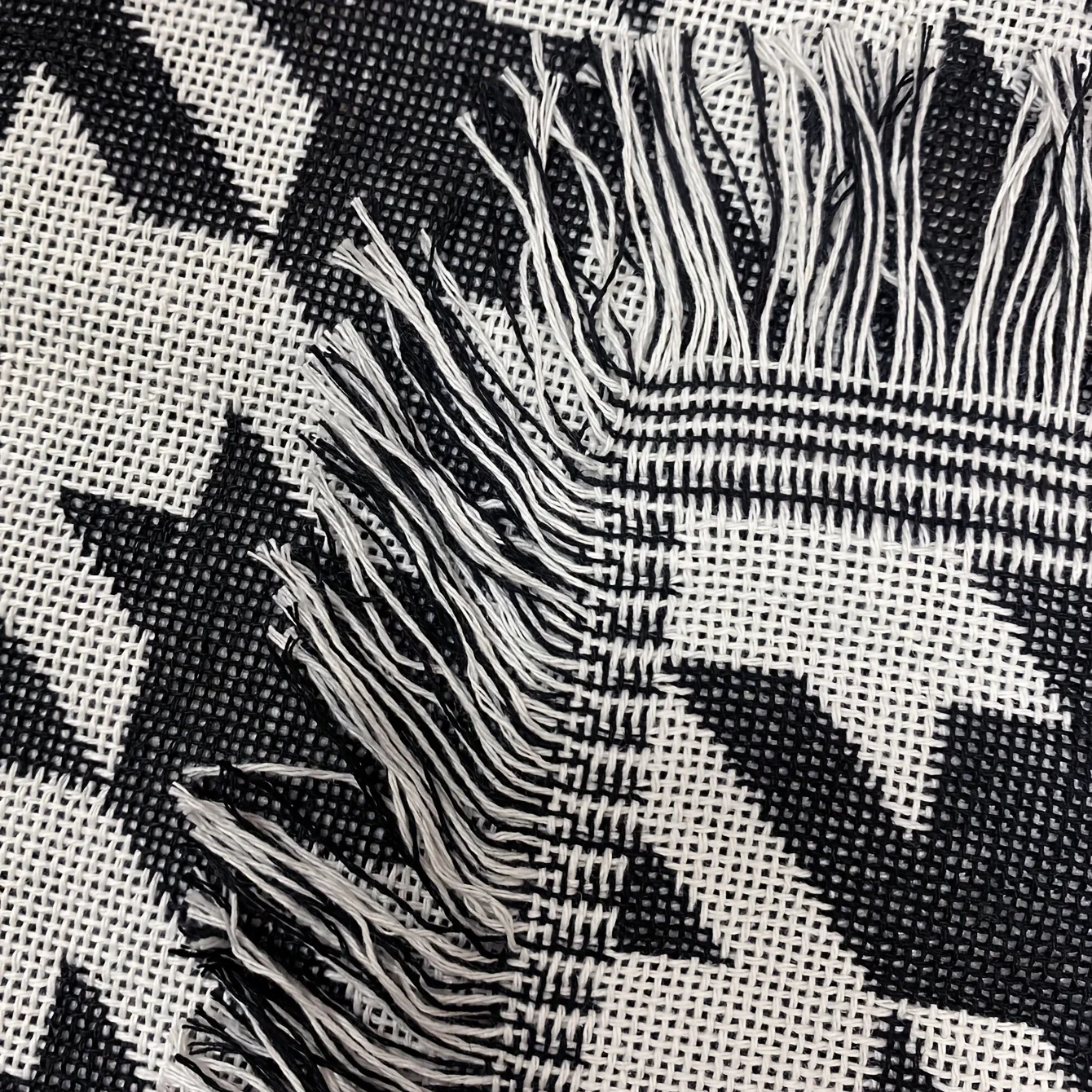 1pc black and white checkered sofa blanket made of 100% polyester fiber