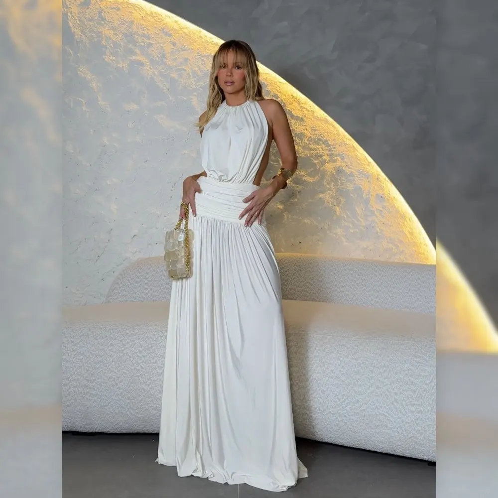 Elegante gonna bianca a vita alta a trapezio fino al pavimento, tessuto leggero e fluido, design minimalista, abito per ospiti di nozze per feste